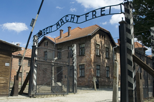 Nápis Arbeit macht frei na osvětimské bráně. Nápis Arbeit macht frei na osvětimské bráně.