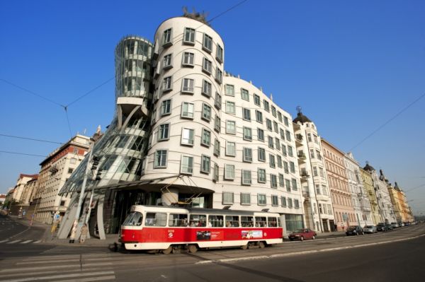 Ceny nemovitostí v Praze absolutné neodpovídají kupní síle Čechů. Metropole je ve srovnání s hlavními městy sousedních států pořádně mastná.