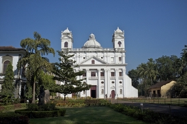 Stará Goa, vybudovaná Portugalci, vyjde docela levně.