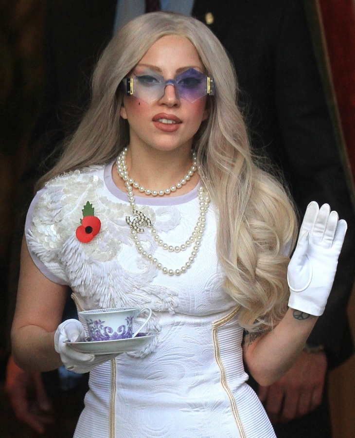 Teprve šestadvacetiletá americká zpěvačka Lady Gaga je v žebříčku na 14. místě. Loni si vydělala 52 milionů dolarů a její turné "Born This Way Ball" bylo veleúspěšné. Zpěvačka založila také vlastní sociální síť a po celém světě je známá především díky svému extravagantnímu vzhledu, který stále mění. Je tak inspirací pro tisíce jejích fanoušků, kteří ji doslova milují. Teprve šestadvacetiletá americká zpěvačka Lady Gaga je v žebříčku na 14. místě. Loni si vydělala 52 milionů dolarů a její turné "Born This Way Ball" bylo veleúspěšné. Zpěvačka založila také vlastní sociální síť a po celém světě je známá především díky svému extravagantnímu vzhledu, který stále mění. Je tak inspirací pro tisíce jejích fanoušků, kteří ji doslova milují.