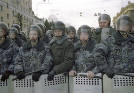 Policisté mají z Německa i obušky.