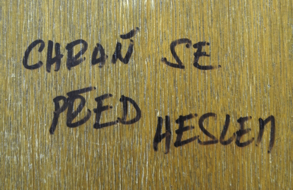 Na pánském záchodě na pražském magistrátu někdo kafkovsky radí: "Chraň se před heslem!