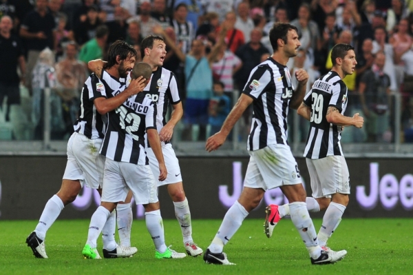 Fotbalisté Juventusu vstoupili do italské ligy výhrou 2:0 nad Parmou. Fotbalisté Juventusu vstoupili do italské ligy výhrou 2:0 nad Parmou.