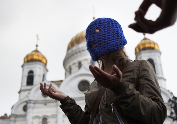 Pussy Riot měly při vystoupení v moskevském chrámu na hlavách kukly. Tři performeky policie stejně identifikovala a zatkla, zbylé dvě jsou na útěku.