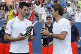 Roger Federer (vpravo) a Novak Djokovic budou patřit mezi žhavé adepty na titul z US Open.