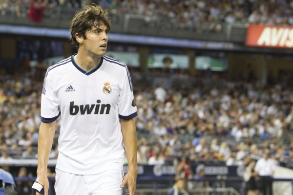 Brazilský záložník Kaká by se mohl vrátit z Realu Madrid do AC Milán. Brazilský záložník Kaká by se mohl vrátit z Realu Madrid do AC Milán.