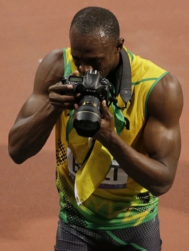 Usain Bolt je showman, na dráze překvapí třeba i s foťákem.