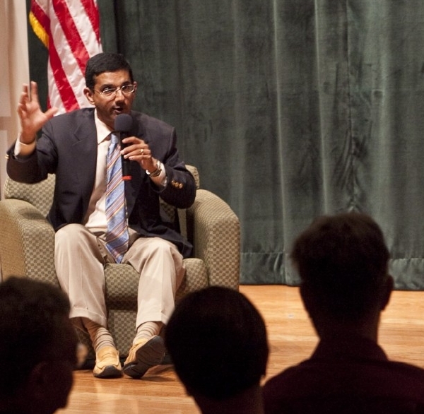 Konzervativní americký komentátor indického původu Dinesh D'Souza.