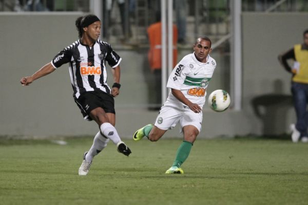 Ronaldinho (vlevo) v dresu Atlética Mineiro.