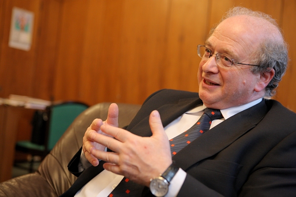 Klíčový pracovník ministra práce a sociálních věcí Jiří Král byl nalezen ve svém bytě oběšený. Klíčový pracovník ministra práce a sociálních věcí Jiří Král byl nalezen ve svém bytě oběšený.