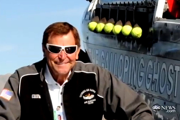Pilot Jimmy Leeward, který zavinil nehodu na leteckých závodech.
