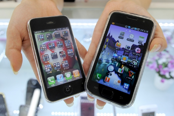 Vpravo Samsung, vlevo Apple. Spory o patenty mezi firmami nekončí.