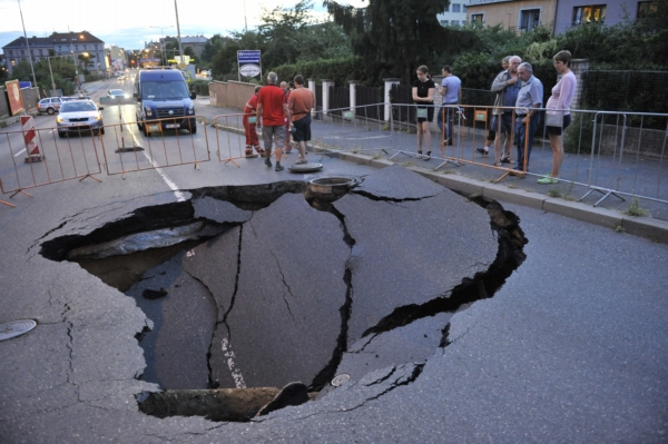 Silnice se proladla v Prosecké ulici. Silnice se proladla v Prosecké ulici.