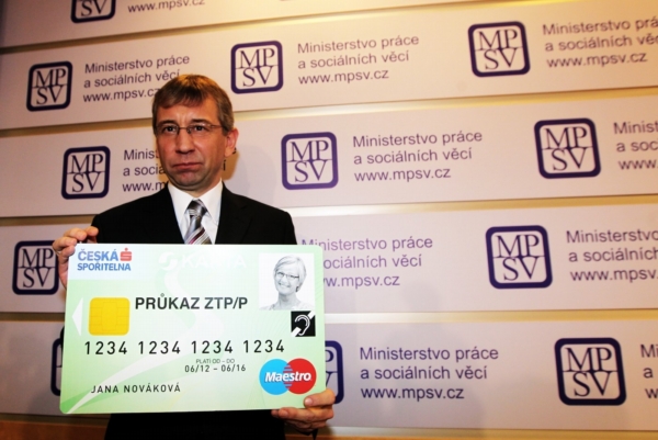 Na sociální sKartu bude možné vybírat peníze v síti Coop (na snímku ministr Jaromír Drábek). Na sociální sKartu bude možné vybírat peníze v síti Coop (na snímku ministr Jaromír Drábek).