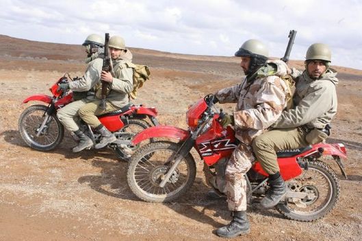 Motorizované jednotky íránských revolučních gard při manévrech. 