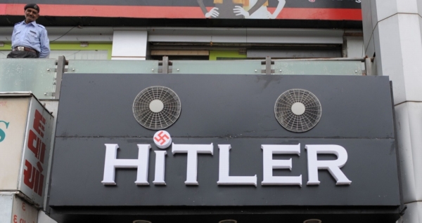 Obchod s oblečením v Indii nese název Hitler.