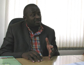 Stephen Muchiri při rozhovoru s redaktorkou Týdne. 