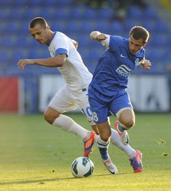  Hráč Liberce Miloš Bosančič z Liberce (vlevo) a Oleksandr Alijev z Dněpropetrovsku.