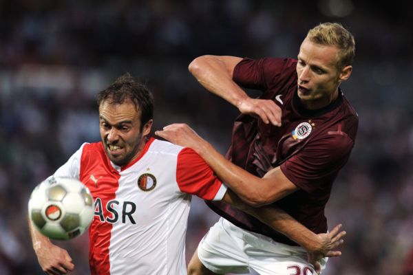 Obránce Feyenoordu Joris Mathijsen (vlevo) a obránce Sparty Jiří Jarošík.
