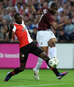  Obránce Feyenoordu Bruno Martins (vlevo) a útočník Sparty Léonard Kweuke.