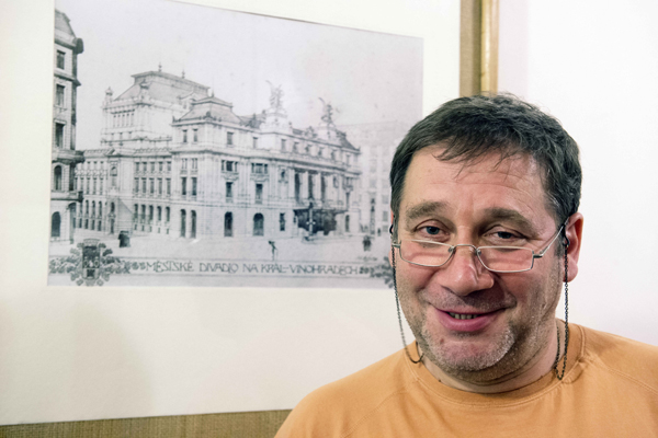 Tomáš Töpfer chce pořádný kmenový soubor. Na grafice v pozadí vinohradské divadlo.