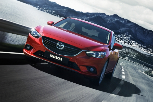 Nová Mazda6 s novým dynamickým výrazem přídě. Nová Mazda6 s novým dynamickým výrazem přídě.