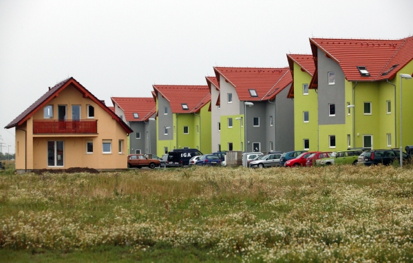 Z polí okolo velkých měst se stala sídliště naležato. Jako třeba Chýně u Prahy.