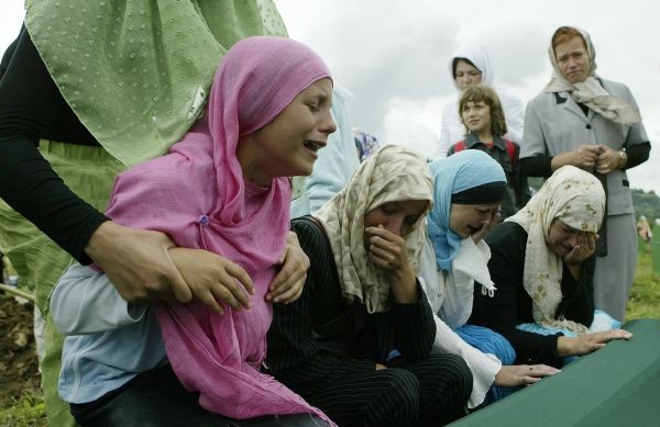 Muslimky pláčou nad ostatky svých blízkých u Srebrenice. 