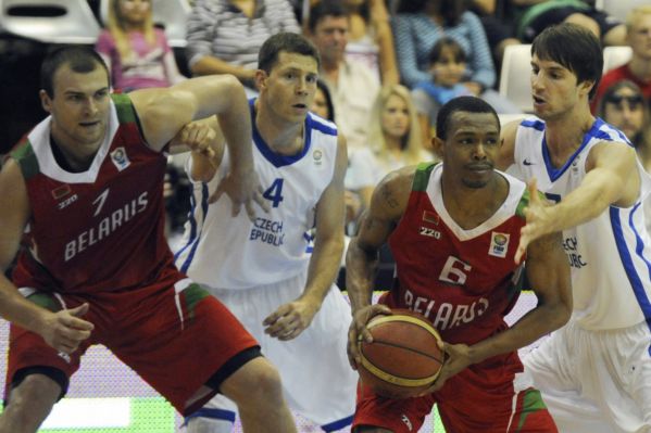 Čeští basketbalisté dál drží v kvalifikaci o mistrovství Evropy postupové místo, čtvrtou výhru z pěti zápasů si připsali v Chomutově, kde porazili Bělorusko 79:72.