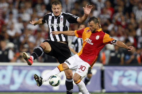Fotbalista Tomáš Ujfaluši si na tréninku přetrhl zkřížený vaz v levém koleni a bude chybět Galatasarayi Istanbul až šest měsíců. Fotbalista Tomáš Ujfaluši si na tréninku přetrhl zkřížený vaz v levém koleni a bude chybět Galatasarayi Istanbul až šest měsíců.