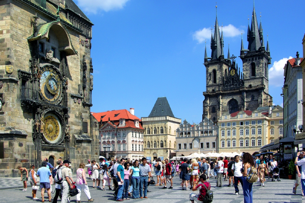 Praha přitahuje cizince nejenom jako turistický cíl. Mnoho se jich do ní také stěhuje (ilustrační foto).