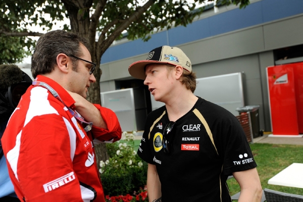 Šéf Ferrari Stefano Domenicali (vlevo) s jezdcem Lotusu Kimi Räikkönenem.