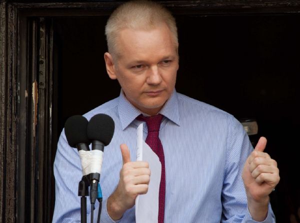 Assange hovoří z okna ekvádorské ambasády.