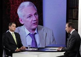 Ekvádorský prezident Rafael Correa (vlevo) hovoří v televizi o azylu pro Assange.