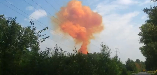 Po explozi v Synthesii unikl oranžový oblak nitrózních plynů.