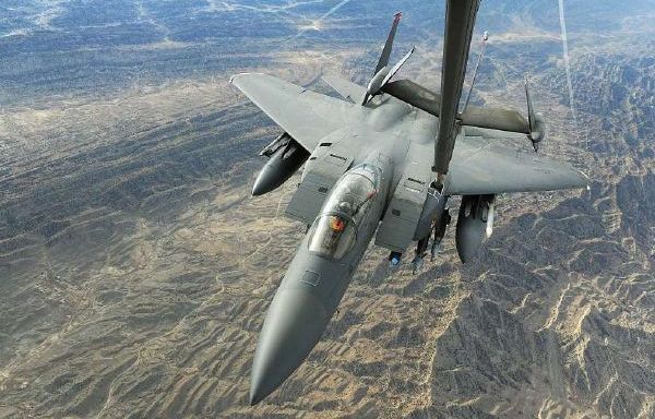 Americký F-15 Strike Eagle tankuje za letu (ilustrační foto). Americký F-15 Strike Eagle tankuje za letu (ilustrační foto).