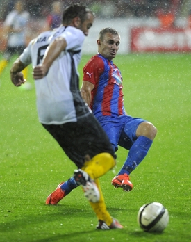 Fotbalisty Plzně (v červenomodrém) čeká i utkání se silným Atlétikem.