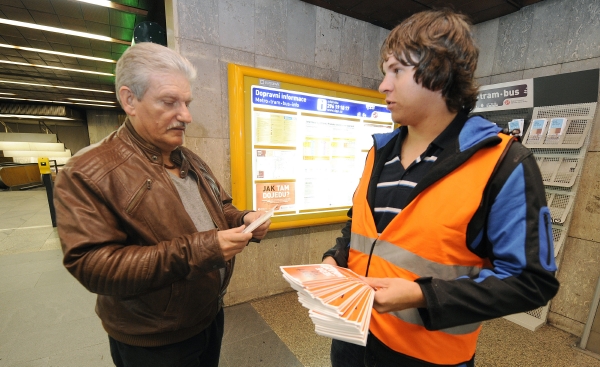 Pracovník Dopravního podniku rozdává informační letáky.