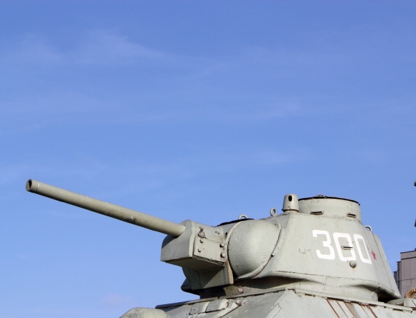 Tank dovezený na přívěsu nákladního vozu mířil hlavní na Biľakovu vilu (ilustrační foto).