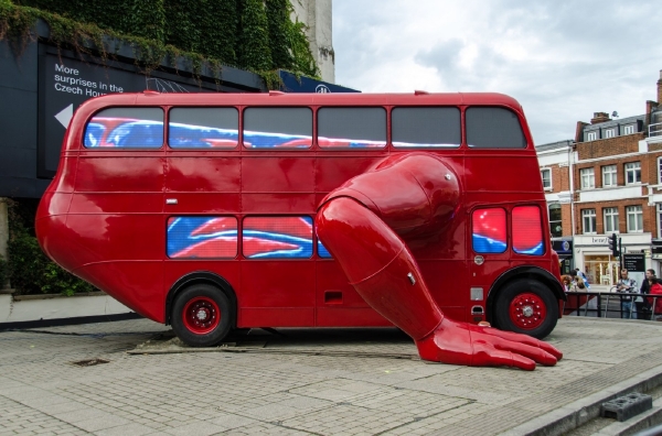 Klikající autobus Davida Černého koupil Andrej Babiš. Klikající autobus Davida Černého koupil Andrej Babiš.