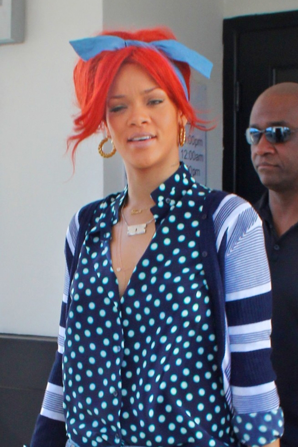 Zpěvačka Rihanna je známá tím, že ráda mění barvu vlasů. Tentokrát zvolaila nepěknou ostře červenou a k ní prapodivnou mašli. Proč, Rihanno, proč? Zpěvačka Rihanna je známá tím, že ráda mění barvu vlasů. Tentokrát zvolaila nepěknou ostře červenou a k ní prapodivnou mašli. Proč, Rihanno, proč?