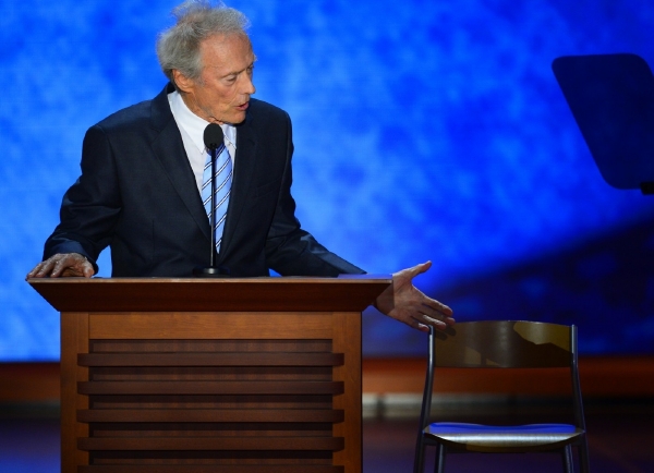 Clint Eastwood diskutuje s prázdnou židlí. Clint Eastwood diskutuje s prázdnou židlí.