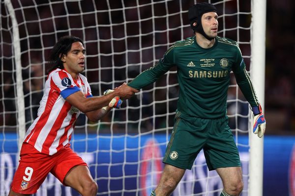 Petr Čech (vpravo) a jeho páteční kat Falcao.
