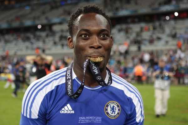 Michael Essien se raduje z triumfu Chelsea v Lize mistrů.