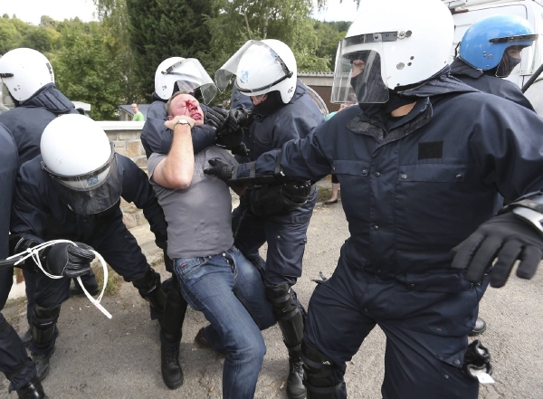 Policisté na demonstranty použili gumové obušky a pepřový sprej.