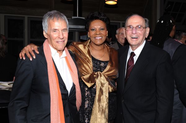 Hal David (vpravo) se zpěvačkou Dionne Warwick a skladatelem Bertem Bacharachem.