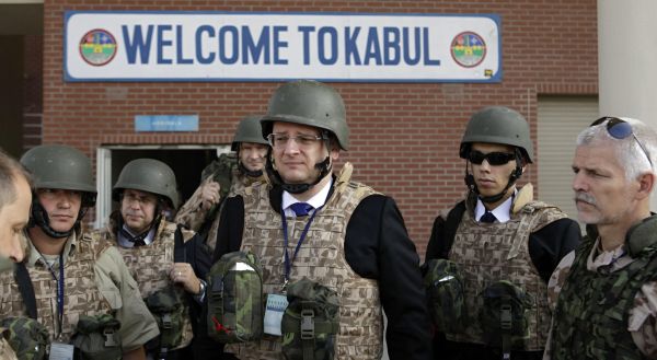 Premiér navštívil české vojáky v Afghanistánu.