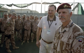 Premiéra doprovází na cestě po Afghanistánu náčelník generálního štábu Petr Pavel.