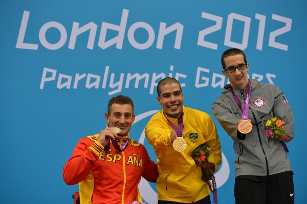 Španěl Sebastian Rodríguez (vlevo) se stříbrnou paralympijskou medailí.