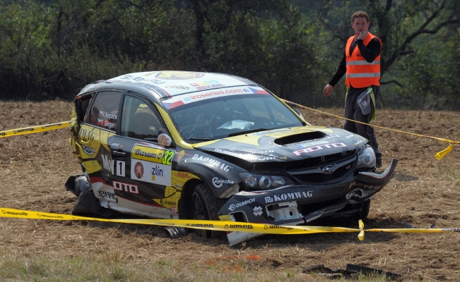 Vůz Subaru Impreza posádky Václava Kopáčka a Tomáše Singera ve 13. z plánovaných patnácti erzet v zatáčce vyletěl z trati a skončil mezi fanoušky.